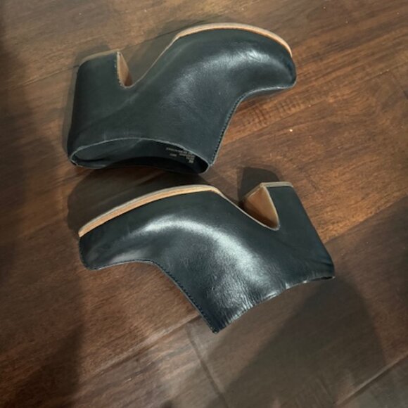 Offered in soft hand-finished full grain leather or suede leather upper Breathab - Picture 7 of 7